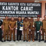 Penyerahan Hadiah Turnamen Billiard Warnai Pelaksanaan Apel Pagi di Kantor Camat Muara Muntai