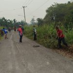 Peningkatan Kebersihan Lingkungan Melalui Gotong Royong Bersama di Desa Kayu Batu Seberang